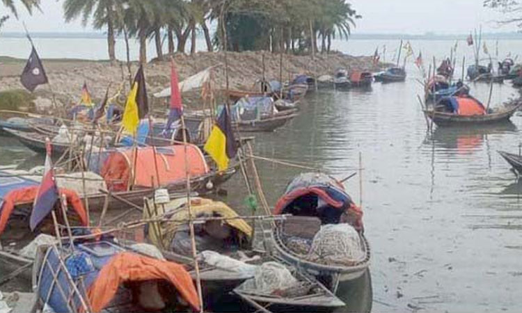 বরাদ্দের চাল দ্রুত চায় দশমিনার জেলেরা