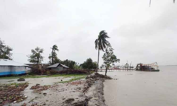 খুলনায় ঘূর্ণিঝড় সিত্রাংয়ে ১৬০০ ঘরবাড়ি ক্ষতিগ্রস্ত