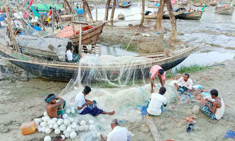 মধ্যরাত থেকে মেঘনায় ইলিশ শিকারে নামবে জেলেরা