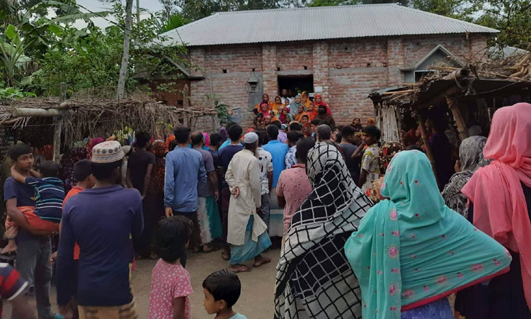 বাবার ওপর অভিমান : বিষপানে হাসি নেই, খুশির অবস্থা আশঙ্কাজনক