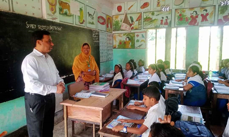 স্কুলে গিয়ে শিক্ষার্থীদের ক্লাস নিলেন ডিসি