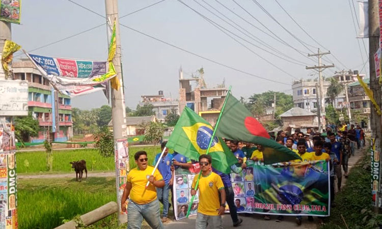 সাতক্ষীরায় ৩৫০ হাত ব্রাজিল পতাকা নিয়ে শোডাউন