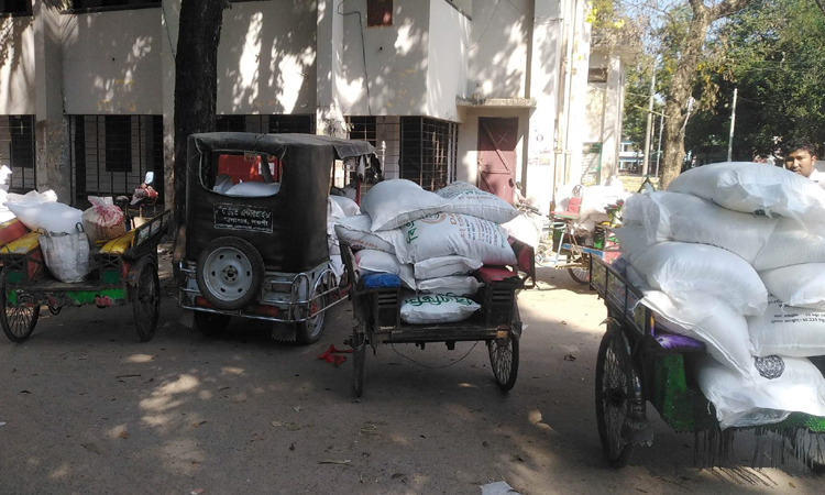 সাপাহারে ৫৯ বস্তা বিএডিসির সার আটকে দিল স্থানীয়রা