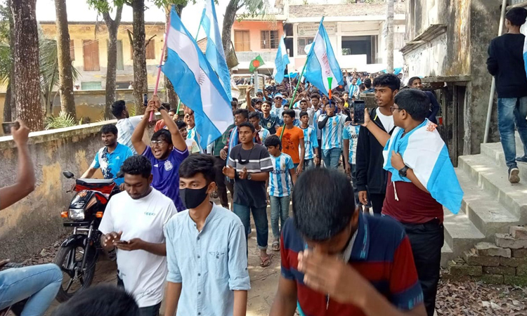 সাতক্ষীরায় ব্রাজিল-আর্জেন্টিনা সমর্থকদের পতাকা শোডাউন 