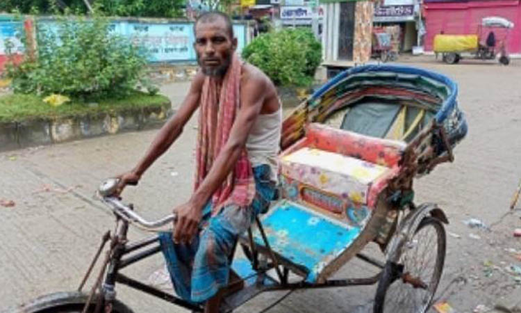 প্যাডেলের রিকশায় আঁকড়ে চলছে গিয়াসউদ্দিনের জীবন