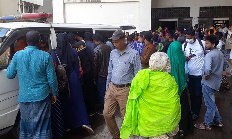 মেয়েকে নিয়ে পরীক্ষার কেন্দ্রে যাওয়া হলো না বাবা-মায়ের