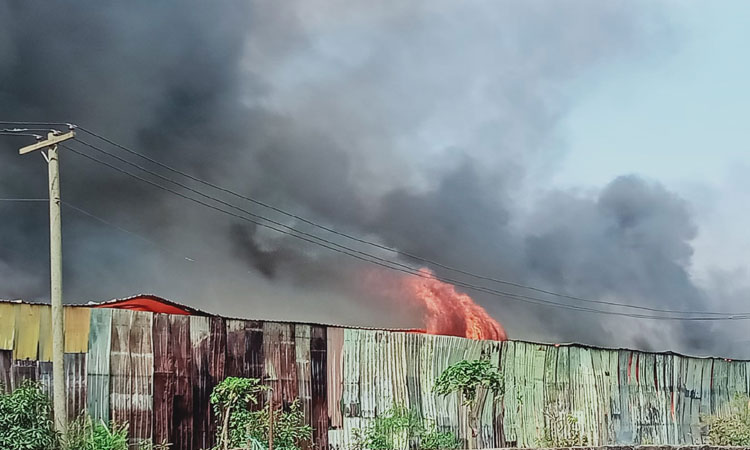 শ্রীপুরে তুলার গুদামে ভয়াবহ আগুন