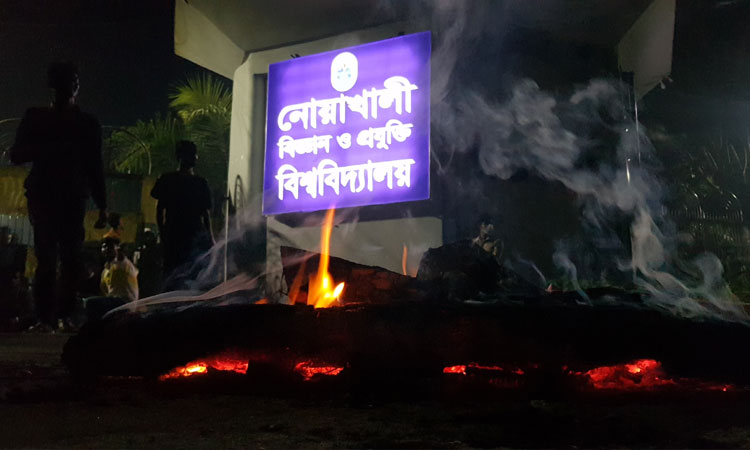 ৫ ঘণ্টা ধরে অবরুদ্ধ নোবিপ্রবি