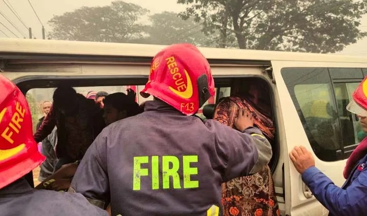 ধামরাইয়ে যাত্রীবাহী বাস-কাভার্ডভ্যান সংঘর্ষে আহত ৩০