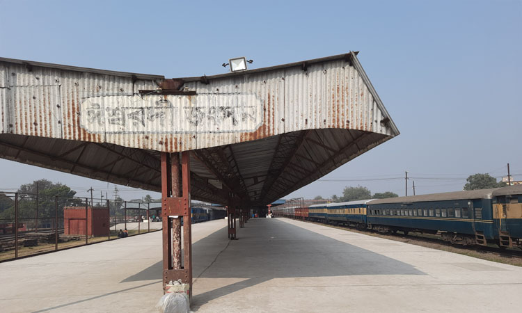 কুয়াশা ও বৈরী আবহাওয়ায় পশ্চিমাঞ্চল রেলের শিডিউল বিপর্যয়, যাত্রীদের দুর্ভোগ