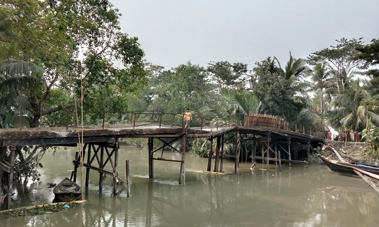 সিডরে ভাঙা সেতুতেই ১৬ বছর পার