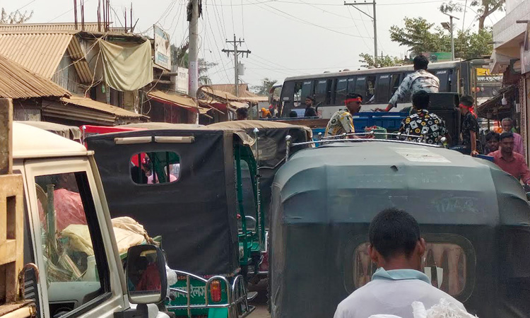 ধোবাউড়া বাজারে ঝুঁকিপূর্ণ ব্রিজ, যানজটে নাকাল পথচারীরা