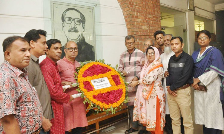 বঙ্গবন্ধুর প্রতিকৃতিতে ডিইউজের শ্রদ্ধা নিবেদন