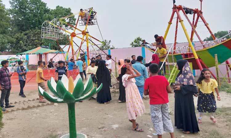 আখাউড়ায় আয়জা শিশু পার্কে দর্শনার্থীদের ভিড়