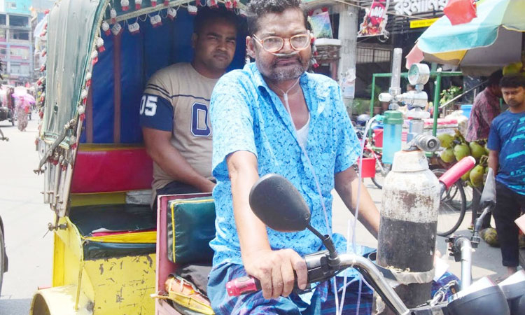 অক্সিজেনের পাইপ নাকে রিকশাচালক সেন্টু হাসপাতালে ভর্তি