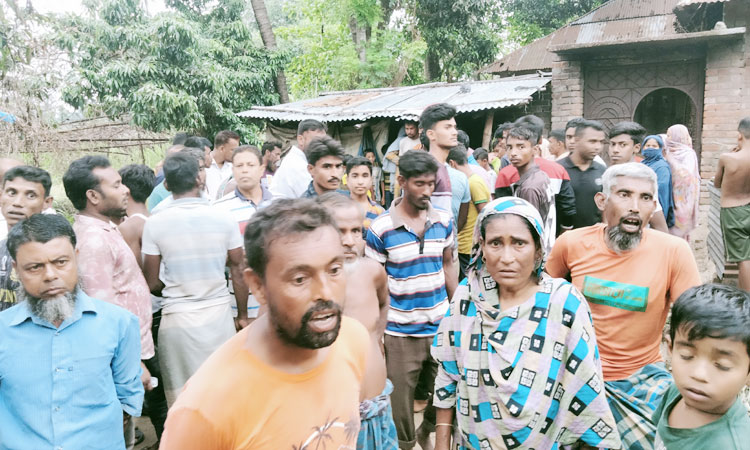 জয়পুরহাটে ধান বোঝাই ট্রাক্টর উল্টে ধানকাটা শ্রমিকের মৃত্যু