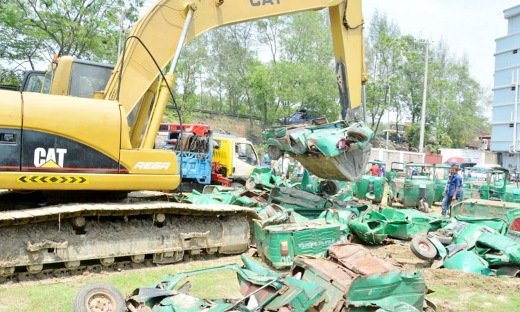 চট্টগ্রামে দেড় শতাধিক মেয়াদোত্তীর্ণ সিএনজি স্ক্র্যাপ কার্যক্রম সম্পন্ন