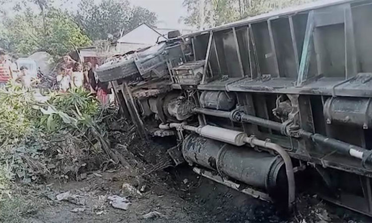 সড়ক ছেড়ে বসতঘরে কাভার্ডভ্যান, প্রাণ গেল ঘুমন্ত মা-মেয়ের