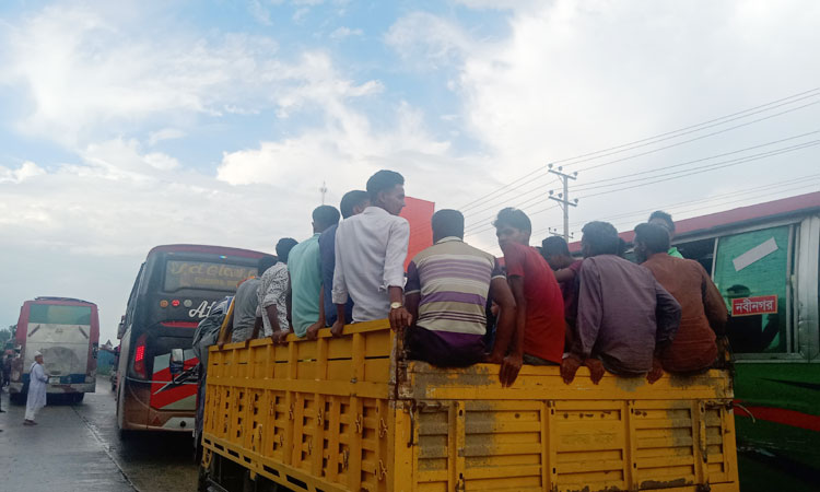 জীবনের ঝুঁকি নিয়েই বাড়ি ফিরছে মানুষ