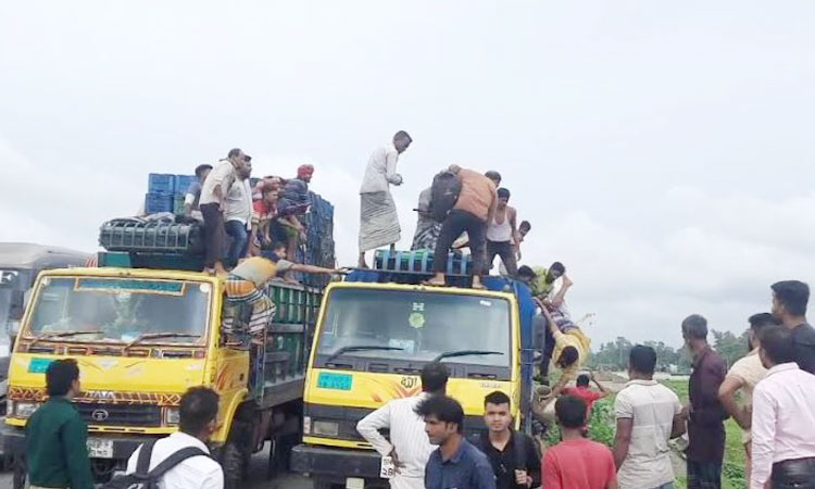 ভাড়া কম দেওয়ায় ট্রাক থেকে ফেলে দিলো ঘরমুখো মানুষদের