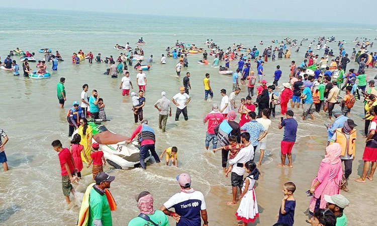 ঈদে কক্সবাজার সৈকতে পর্যটকের ভিড়