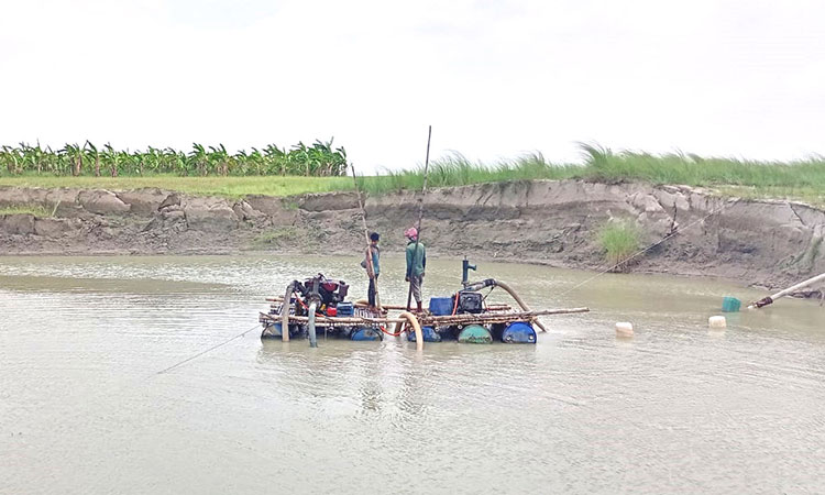 সদরপুরে থামছে না অবৈধ ড্রেজার দিয়ে বালু উত্তোলন