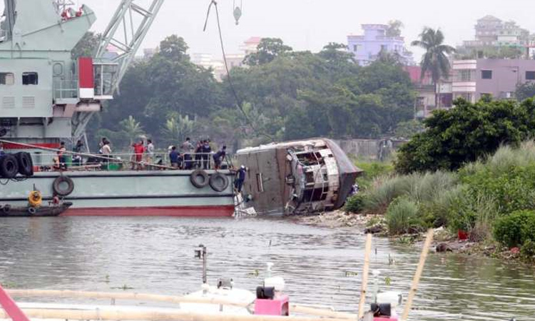 বুড়িগঙ্গায় ডুবে যাওয়া ওয়াটার বাস উদ্ধার, গ্রেপ্তার ৬