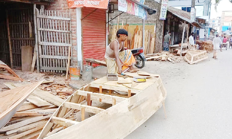 চলনবিলে বাড়ছে  ডিঙি নৌকার চাহিদা