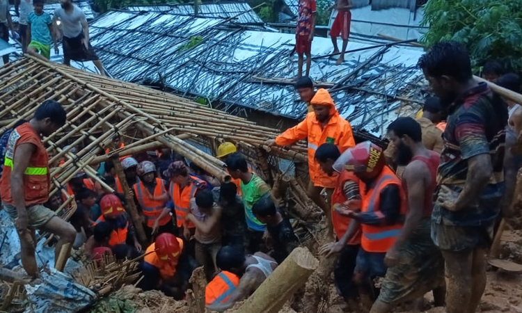 উখিয়া রোহিঙ্গা ক্যাম্পে পাহাড় ধসে মা-মেয়ের মৃত্যু