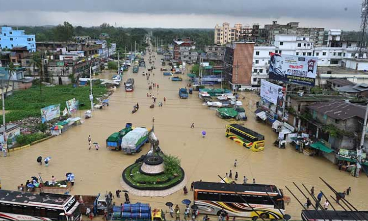 বন্যায় বিপন্নদের পাশে দাঁড়াই