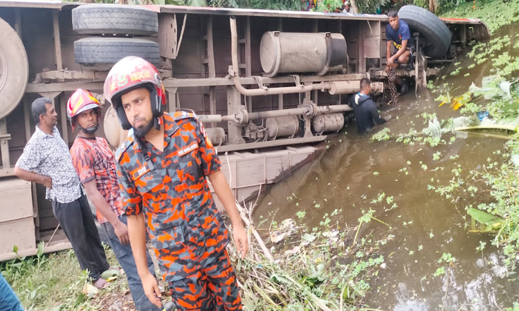 কিশোরগঞ্জে বাস নিয়ন্ত্রণ হারিয়ে খাদে, আহত ২০