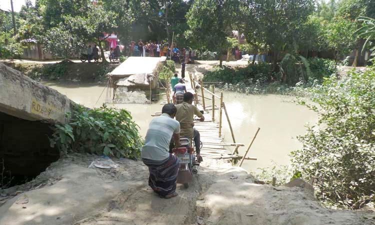 ঝিনাইদহে ভেঙে পড়েছে ব্রিজ, দুর্ভোগে ৩০ গ্রামের মানুষ