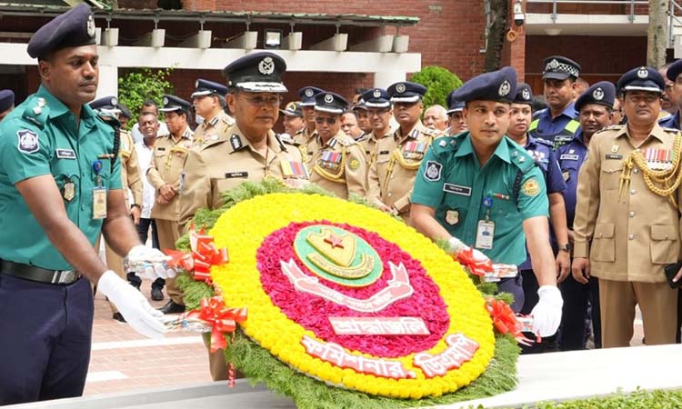 বঙ্গবন্ধুর সমাধিতে নবনিযুক্ত ডিএমপি কমিশনারের শ্রদ্ধা