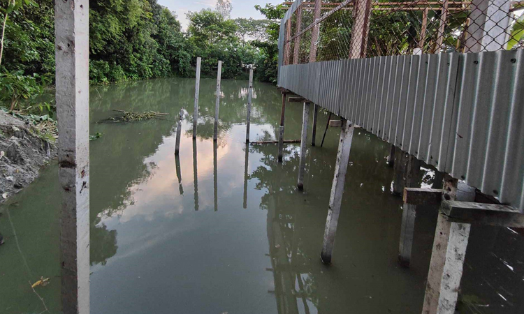 টঙ্গীবাড়ীতে ইউএনও’র নির্দেশে খাল দখলমুক্ত