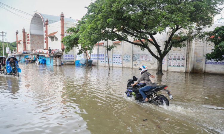 রাজধানীর বিভিন্ন এলাকায় এখনও পানি, দুর্ভোগ চরমে