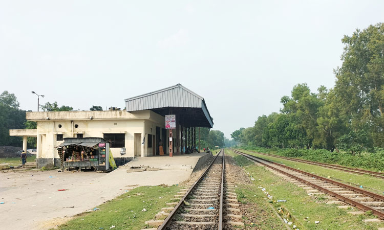 ৬ মাস ধরে রেল যোগাযোগ বন্ধ, ভোগান্তিতে ৫ জেলার মানুষ