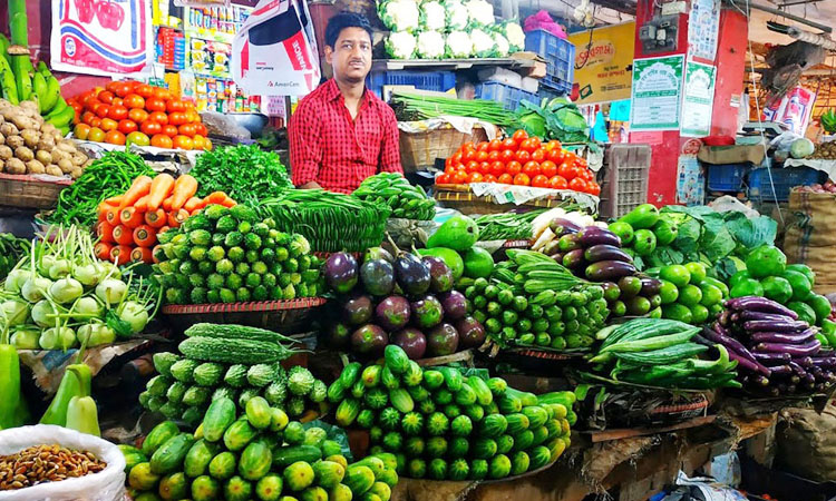 বাজারে আশির নিচে নেই সবজি