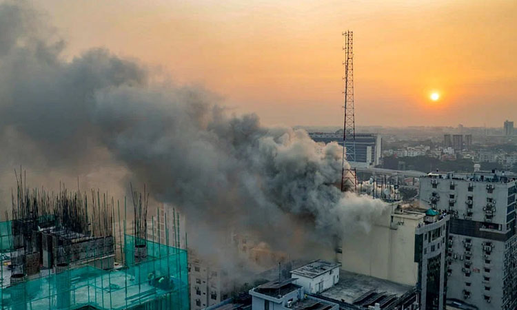 মহাখালীতে আগুন, নিয়ন্ত্রণে সেনা-নৌ ও বিমান বাহিনী