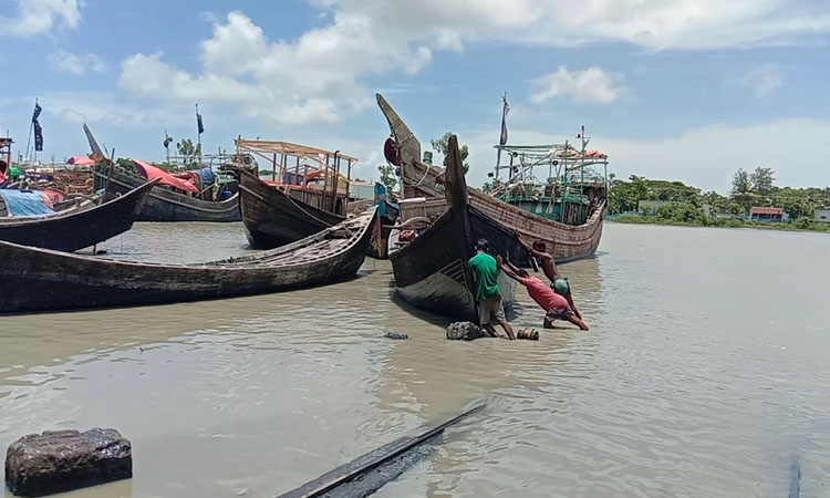 সমুদ্রযাত্রার অপেক্ষায় উপকূলের জেলেরা