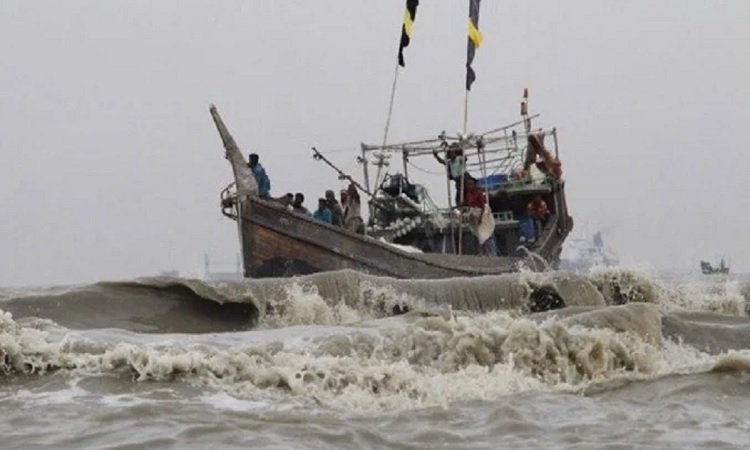 বঙ্গোপসাগরে ট্রলার ডুবে ২ শতাধিক জেলে নিখোঁজ