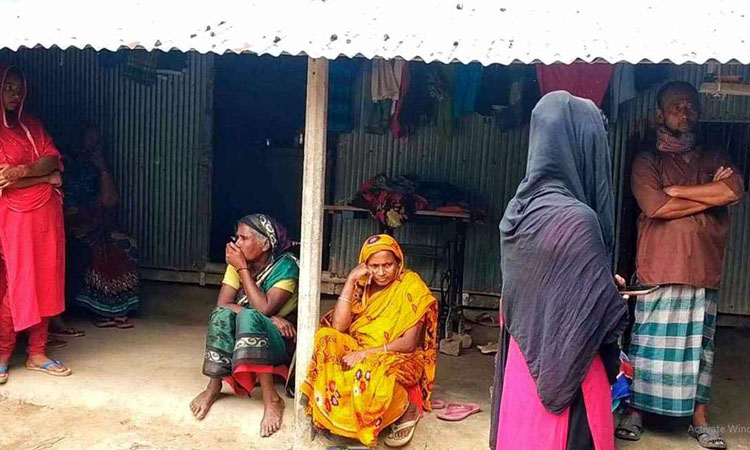 প্রেমিকের বাড়িতে বিয়ের দাবিতে প্রেমিকার অনশন