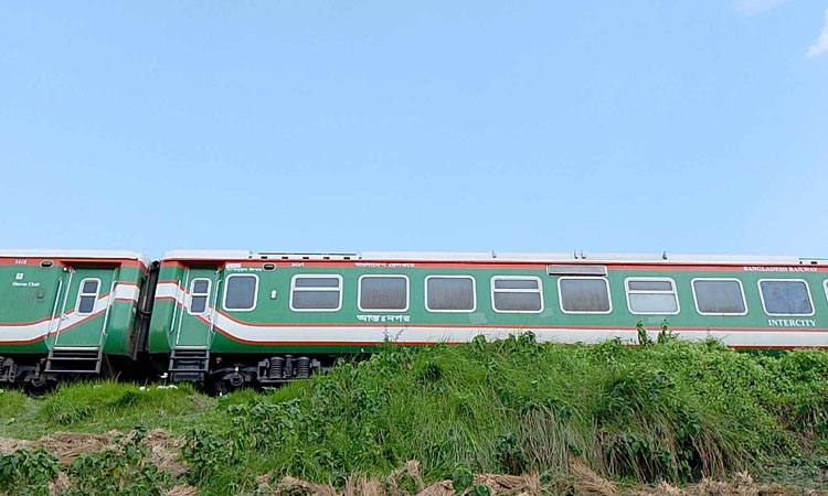 ৯ ঘণ্টা পর ঢাকার সাথে উত্তরবঙ্গের ট্রেন চলাচল স্বাভাবিক