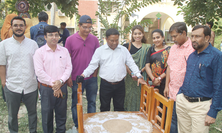 বাংলার লোকশিল্প তৈরি করলেন ইবির চারুকলার শিক্ষার্থীরা