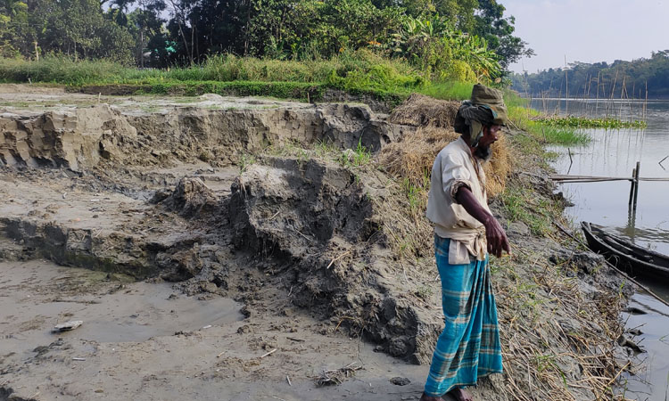 নদীর এক তীর রক্ষায় অপর তীরের মাটি বিক্রিতে ব্যস্ত