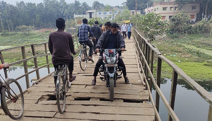 ঝুঁকি নিয়ে ভাঙা সেতু পারাপার