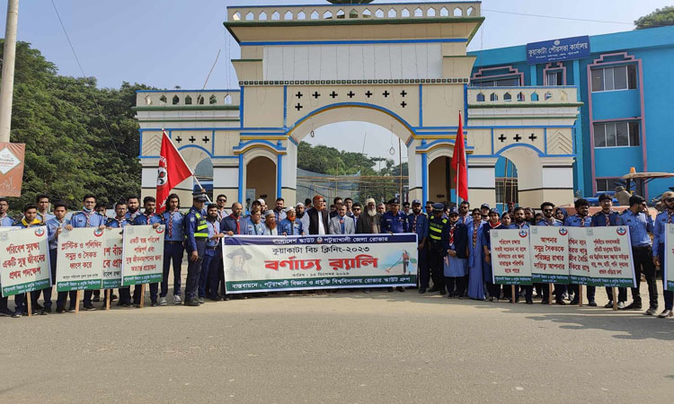 কুয়াকাটায় পবিপ্রবি রোভার স্কাউটসের পরিচ্ছন্নতা অভিযান 