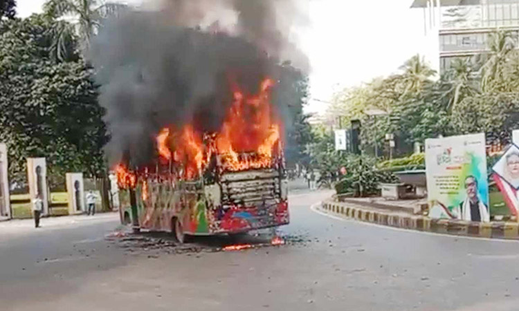 এবার গুলিস্তান জিরো পয়েন্টে বাসে আগুন