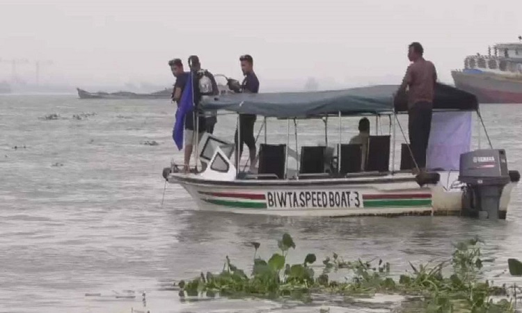 মেঘনায় মালবাহী ট্রলারডুবি, বাবা-ছেলে নিখোঁজ