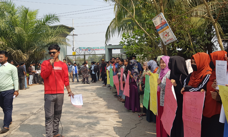 নোবিপ্রবিতে ১১ দফা দাবিতে প্রধান ফটকে শিক্ষার্থীদের তালা