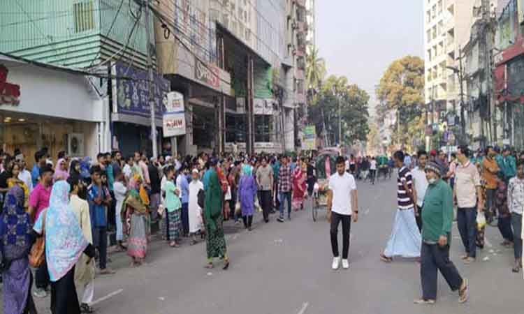 থমথমে বেইলি রোড : উৎসুক জনতার ভিড়